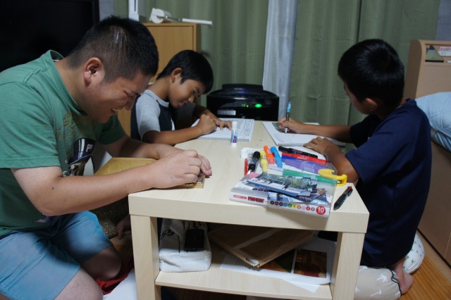 写真　原口の家で宿題をする小学生2人