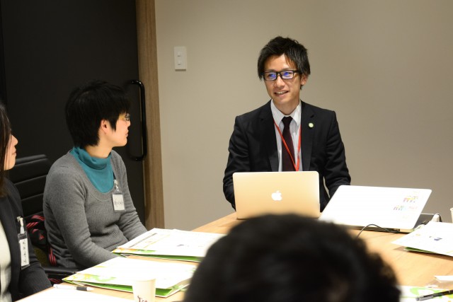 写真　社員の話