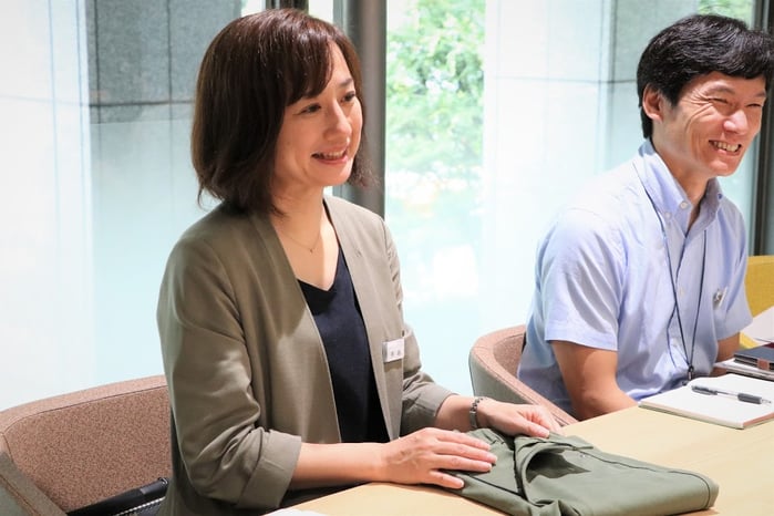 写真　笑顔で話す手島さん