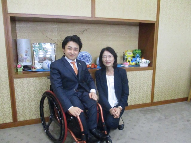 写真　代表・垣内と福岡県副知事・大曲様の写真