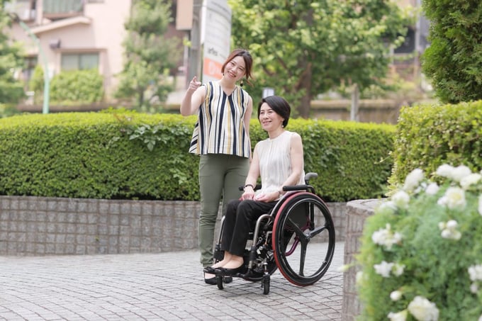写真　ruちょっとゆるめのスキニーパンツを履く娘の岸田奈美とひろ実