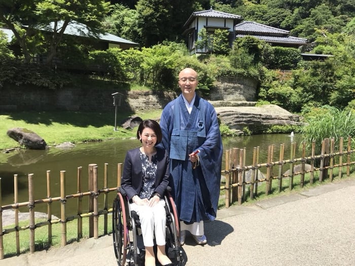 写真　館長の横田先生と岸田