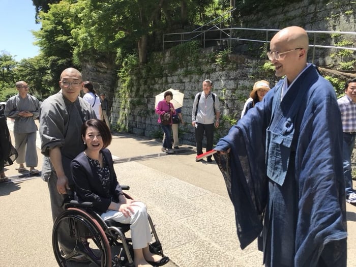 写真　境内を散歩する様子