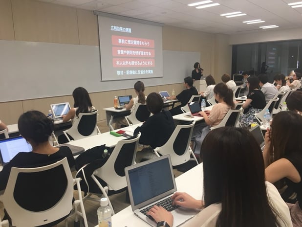 写真　パソコンでメモを取る参加者の皆さん