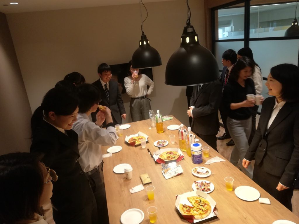 写真　学生と社員のピザパーティー