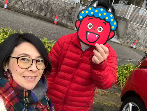 写真　岸田と鬼のお面を着けた良太