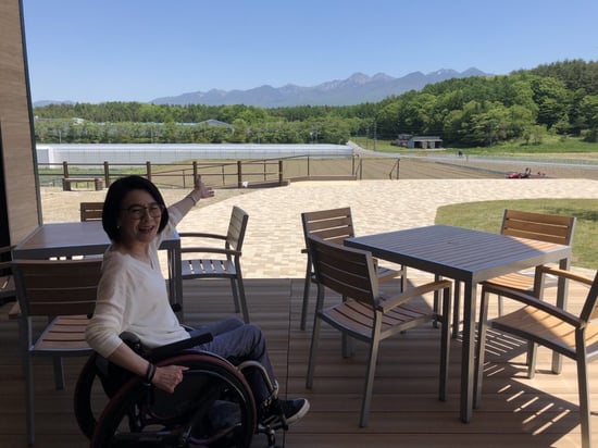 写真　テラス席でポーズをとる岸田