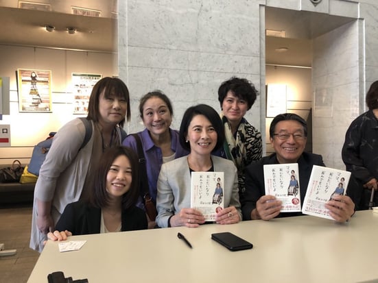 写真　岸田が参加者と記念撮影