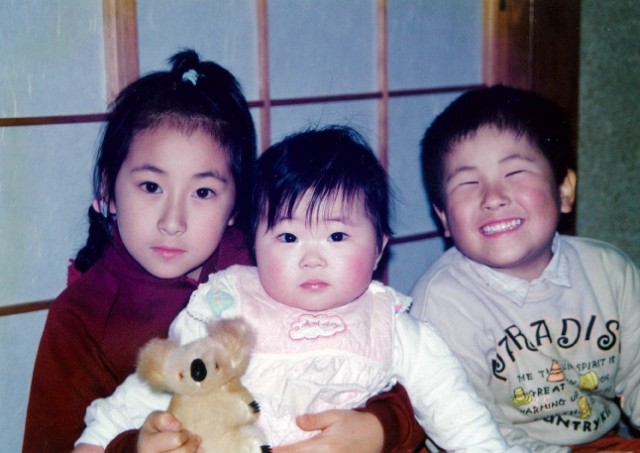 写真　幼少期の原口と兄弟