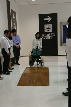 写真　車いす講習の様子