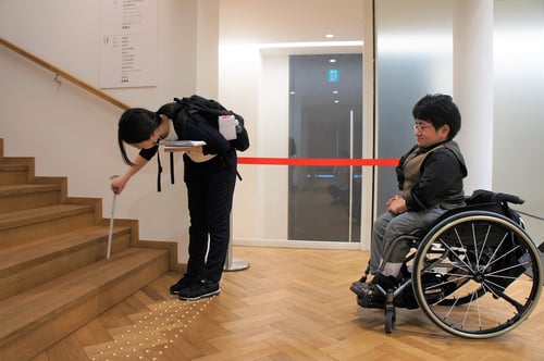 国の重要文化財・築地本願寺にて、 車いすユーザーがユニバーサルデザインの調査を行います