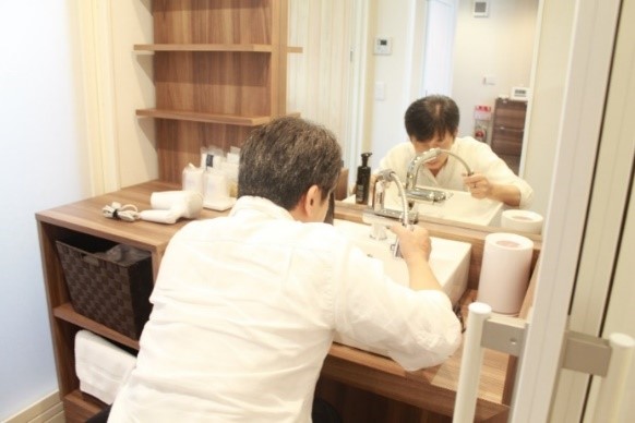 画像　洗面台を利用する様子