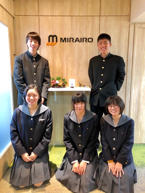 写真　訪問してくれた高校生たちとオフィスで記念撮影