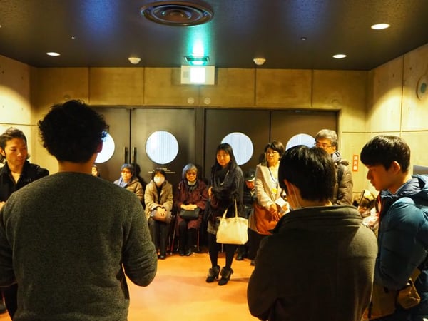 写真　説明を受けるモニター参加者