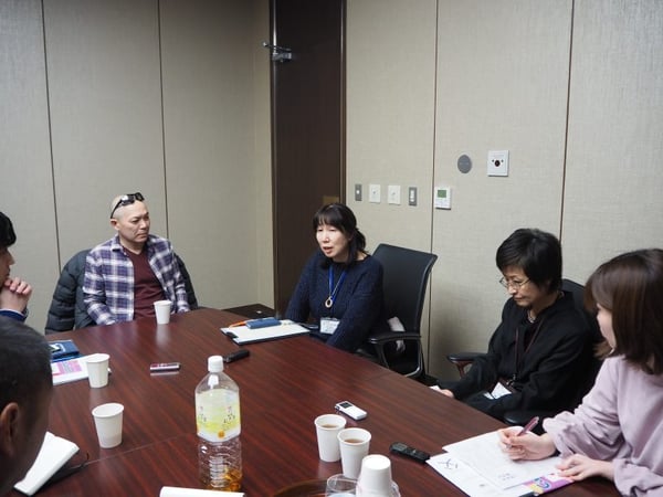 写真　金子さんと担当者の意見交換