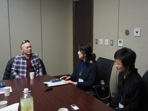 写真　担当者と話す金子さん