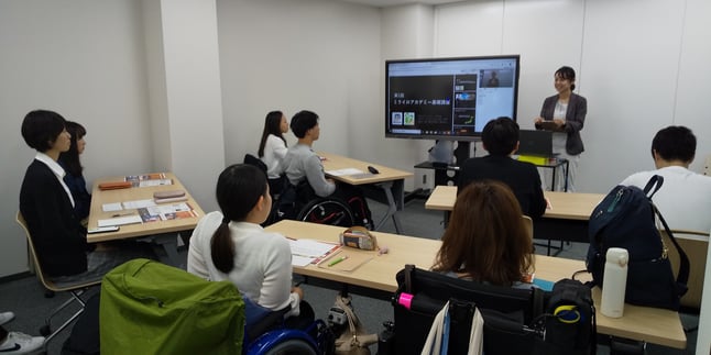 写真　LGBTの社員堀川の過去の写真