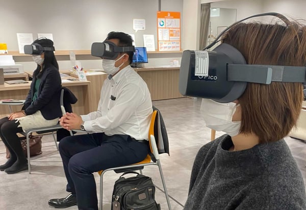 【写真】VRを体験する3名の参加者の様子