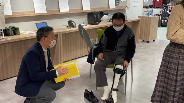 写真　発売前の靴下を履いた様子