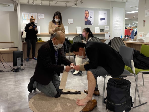 写真　発売前の靴下を試す様子