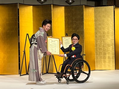 【写真】『金の卵発掘プロジェクト2021』の表彰状を受け取る垣内の様子