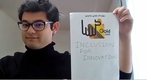 INCLUSION FOR INNOVATIONが書かれた紙を掲げている様子