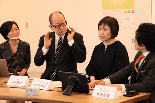 写真　話している4人