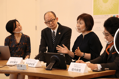 写真　話している4人