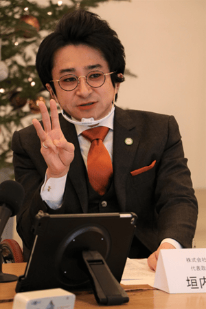 写真　話す垣内