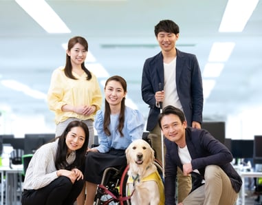 多様な人が働いている集合写真