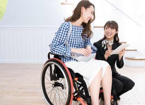 車椅子ユーザーが接客を受けている様子