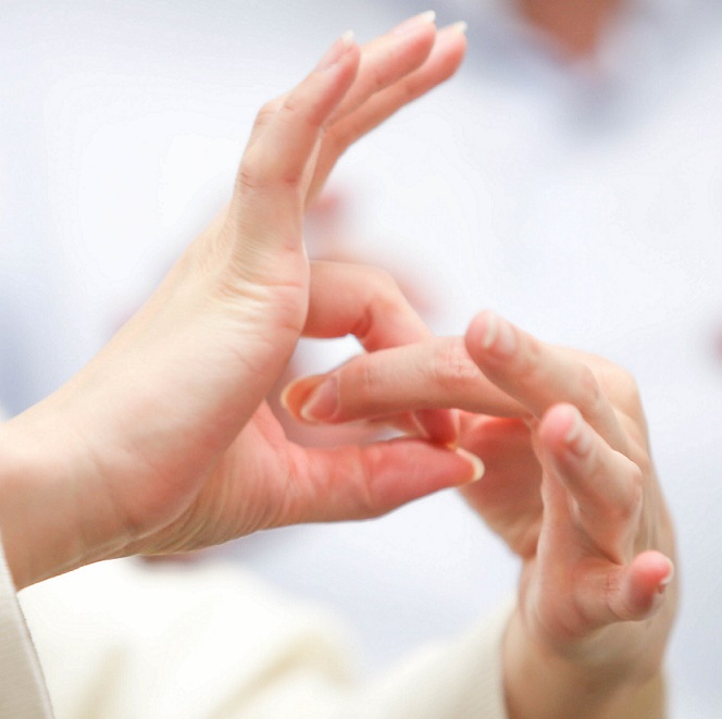 手話話者*へのアンケートから見えた、遠隔手話通訳サービスの切実なニーズ