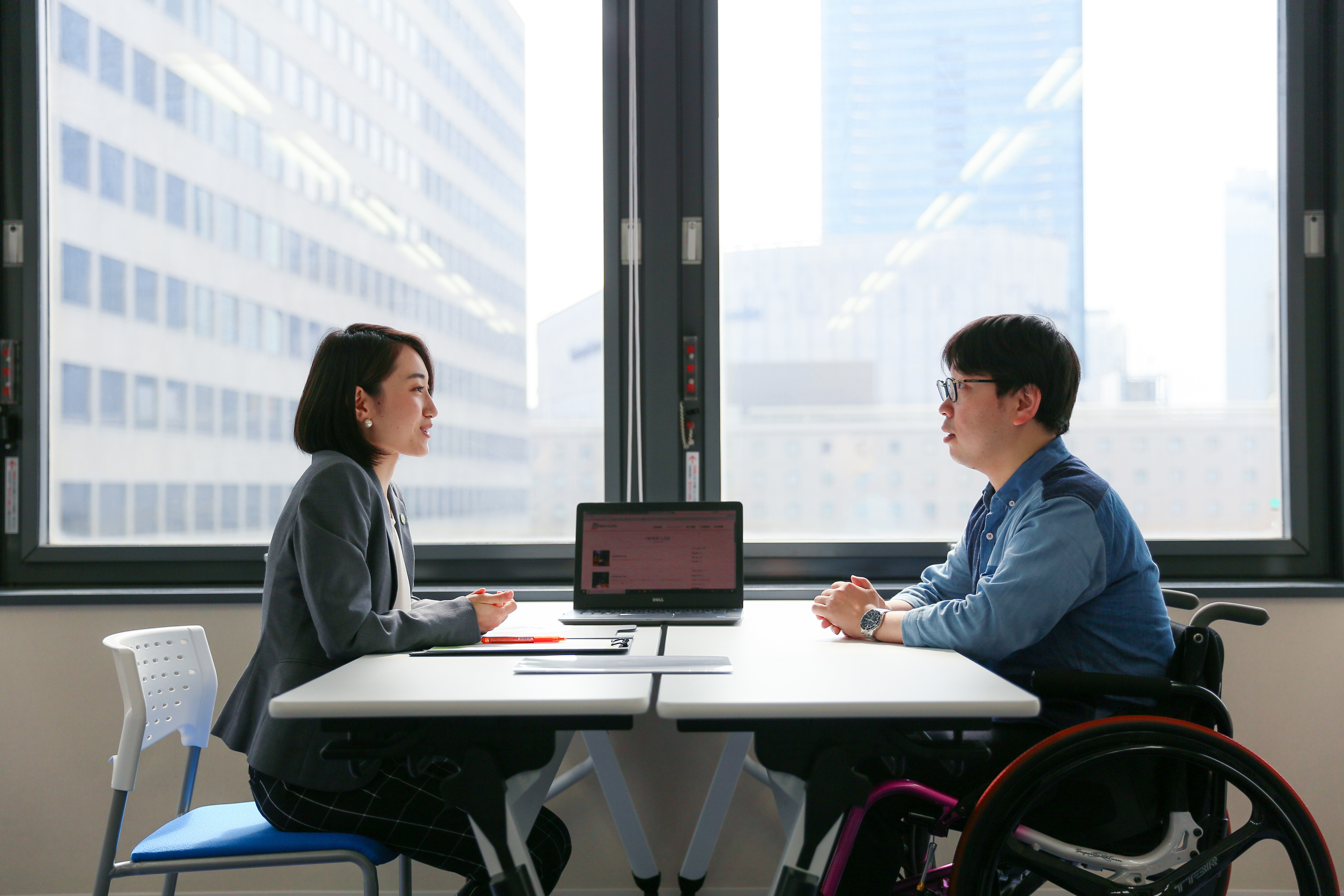 調査員と障害のある当事者が向き合って座っている写真