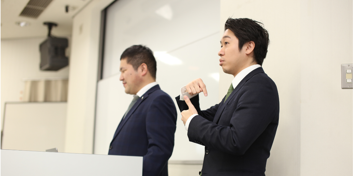 （写真）手話通訳をしている様子