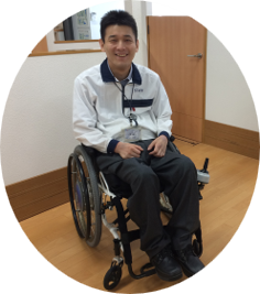 下肢障害のある従業員の写真
