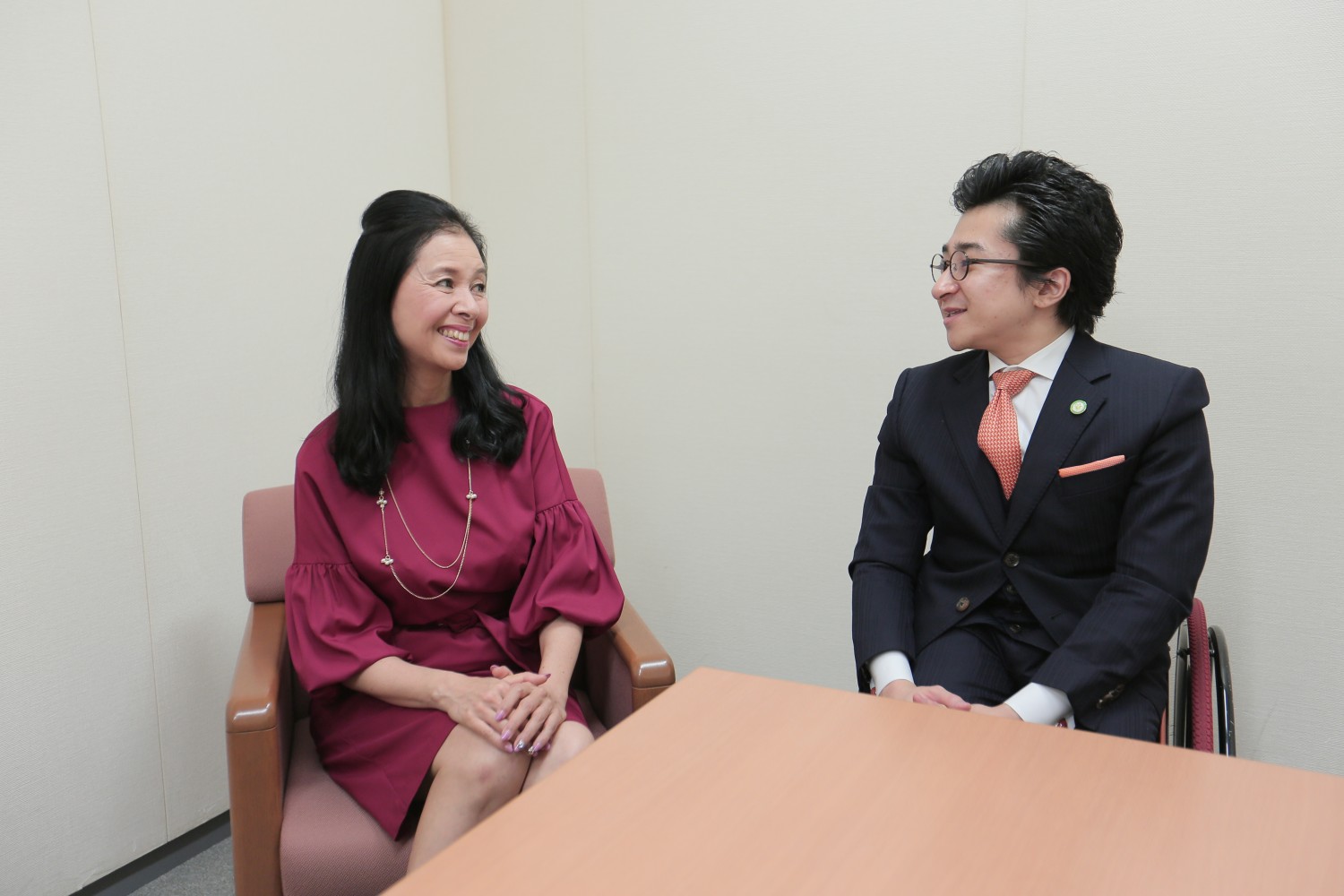 画像　阿部知代さんと垣内の対談の様子