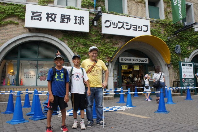 写真　甲子園の前で笑顔で立つ原口と小学生2人