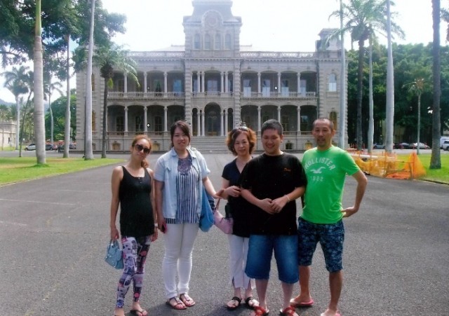 写真　家族5人・建物の前