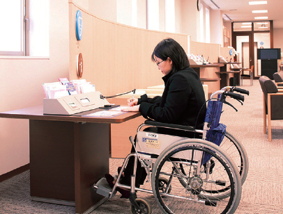 車いすのお客さまにご利用いただきやすいカウンター